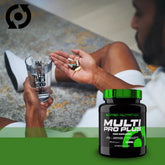Sportler mit Scitec Nutrition Multi Pro Plus – Multivitamin & Mineralstoff Komplex für Energie & Immunsystem
